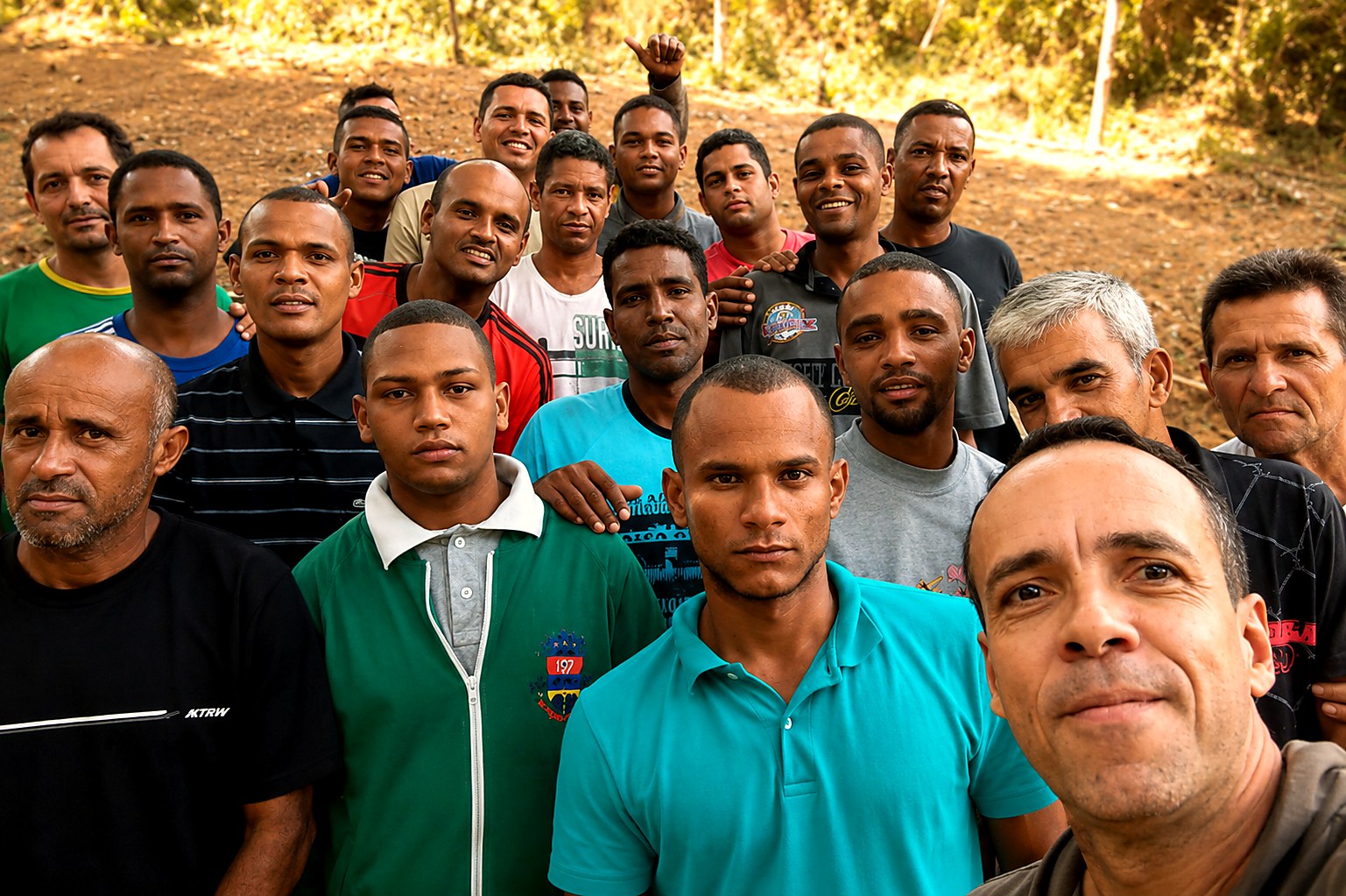 Grupo de homens em recuperação reunidos para foto em frente à unidade
